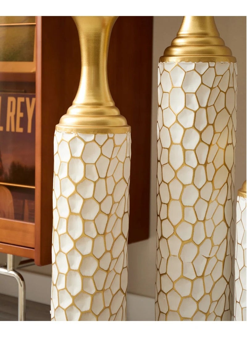 ديكور هيلز مزهرية أرضية معدنية طويلة مزخرفة باللونين الأبيض والذهبي من ديكور هيلز | مزهرية أنيقة طويلة للديكور المنزلي | مزهرية للديكور المنزلي - Image 5