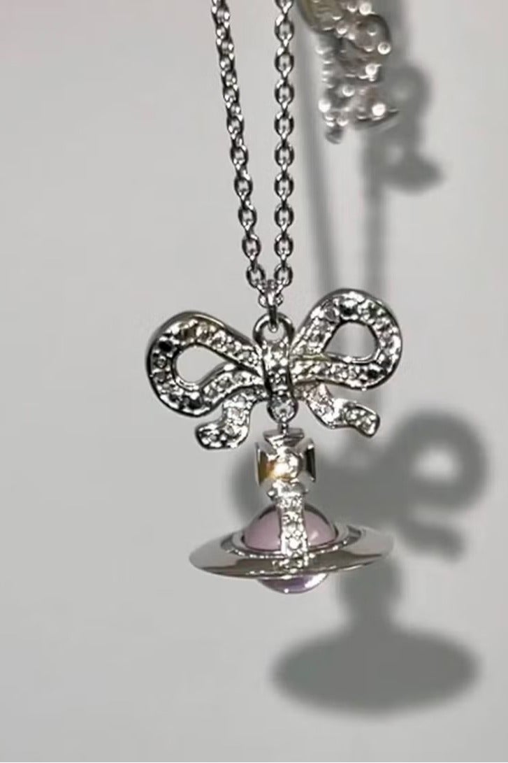 فيفيان ويستوود قلادة زحل ثلاثية الأبعاد مع حبات زجاجية وردية اللون من فيفيان ويستوود - Image 2