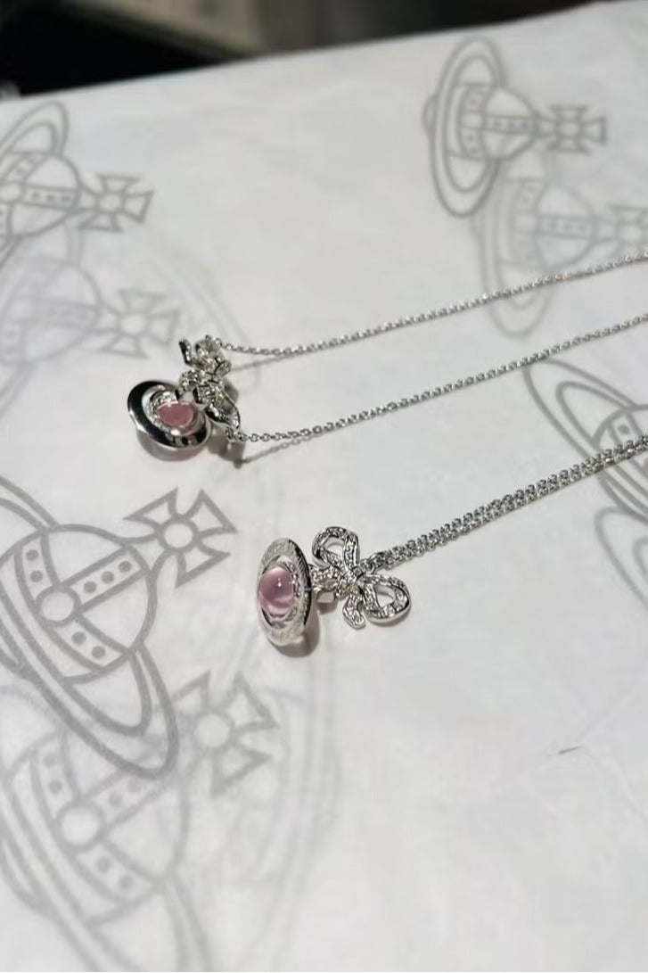 فيفيان ويستوود قلادة زحل ثلاثية الأبعاد مع حبات زجاجية وردية اللون من فيفيان ويستوود - Image 3