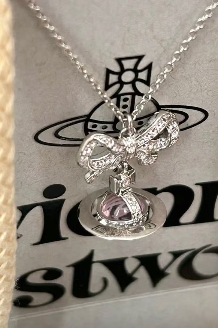 فيفيان ويستوود قلادة زحل ثلاثية الأبعاد مع حبات زجاجية وردية اللون من فيفيان ويستوود - Image 4