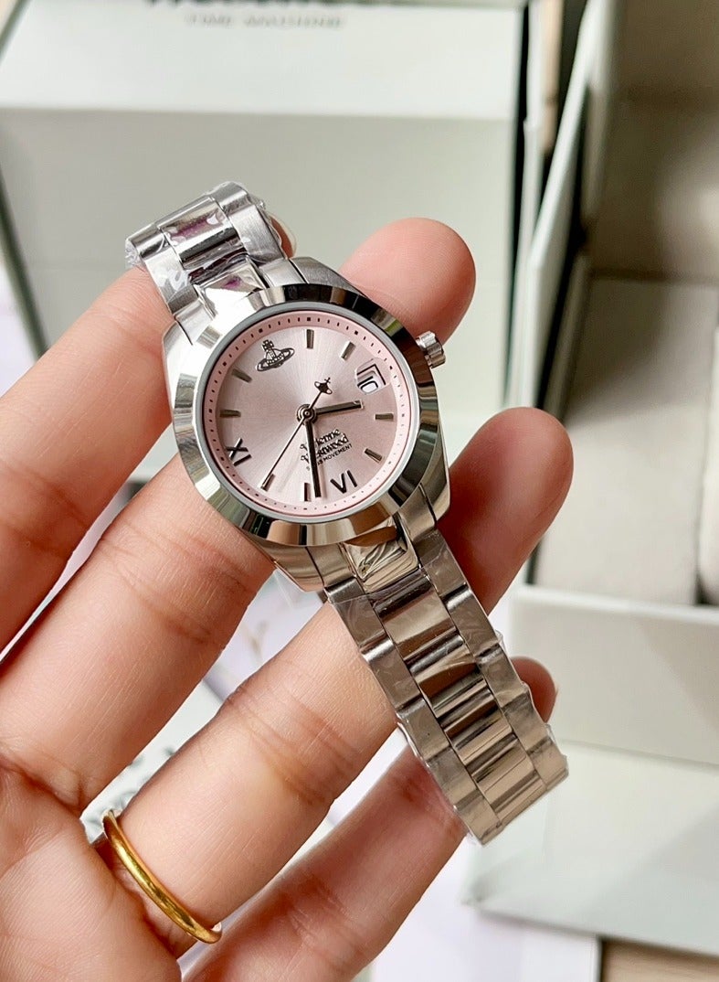 فيفيان ويستوود عنوان: ساعة فيفيان ويستوود ب في لون وردي باردة الجوز - مزيج رائع من الجاذبية الناعمة واختلافات العلامة التجارية​ - Image 5