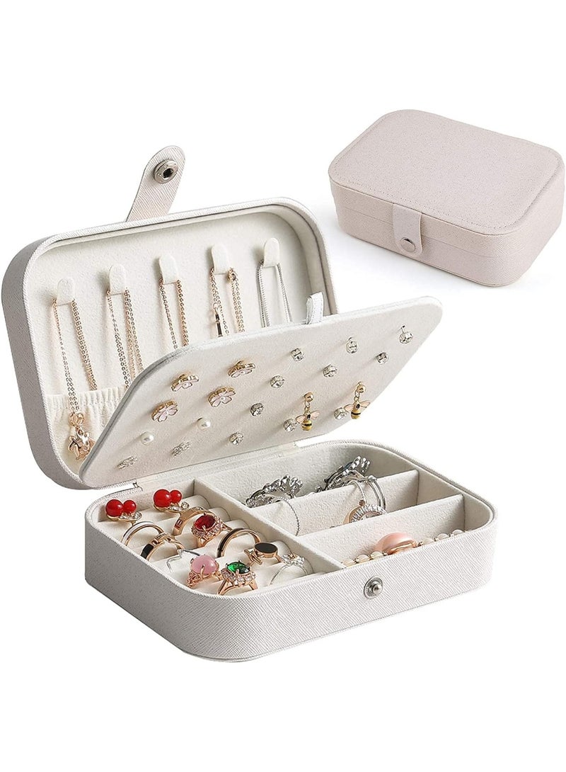 صندوق منظم مجوهرات للسفر – علبة مجوهرات صغيرة من الجلد الصناعي PU للخواتم، القلائد، الأقراط، الأساور، أزرار الكم والإكسسوارات – محفظة مجوهرات محمولة مضادة للغبار والخدوش ومقاومة للماء – هدية مثالية للنساء والفتيات للسفر، عيد الحب، أعياد الميلاد، عيد الأم، الكريسماس أو الزواج - Image 2