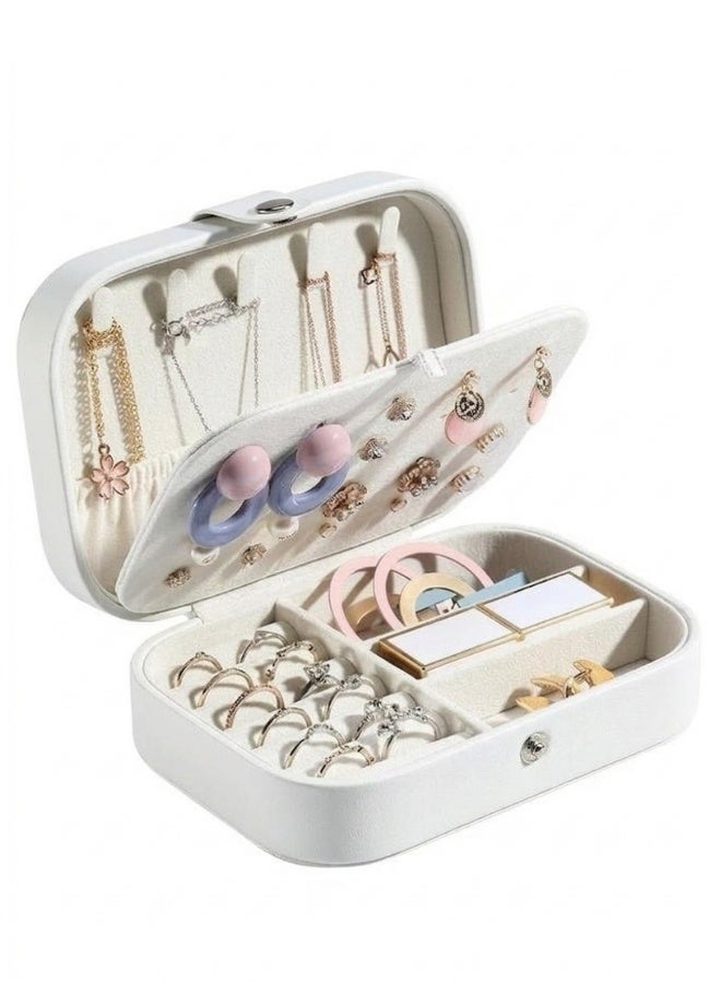 صندوق منظم مجوهرات للسفر – علبة مجوهرات صغيرة من الجلد الصناعي PU للخواتم، القلائد، الأقراط، الأساور، أزرار الكم والإكسسوارات – محفظة مجوهرات محمولة مضادة للغبار والخدوش ومقاومة للماء – هدية مثالية للنساء والفتيات للسفر، عيد الحب، أعياد الميلاد، عيد الأم، الكريسماس أو الزواج - Image 1