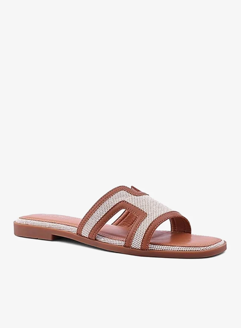 Cuple Casual flat slippers perfect for relaxed days.