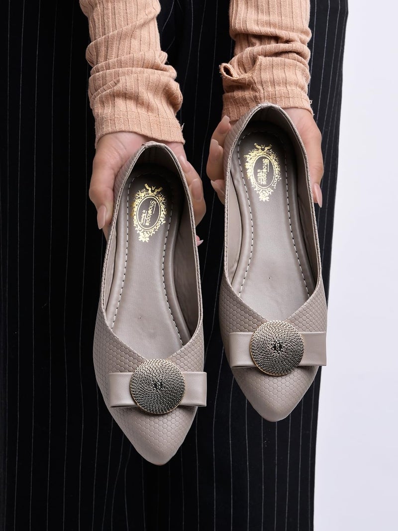 Shoetopia أحذية باليه نسائية من شوتوبيا - أحذية مزخرفة سهلة الارتداء مع قوس زخرفي وزر ذهبي | أنيقة وعملية - Image 2