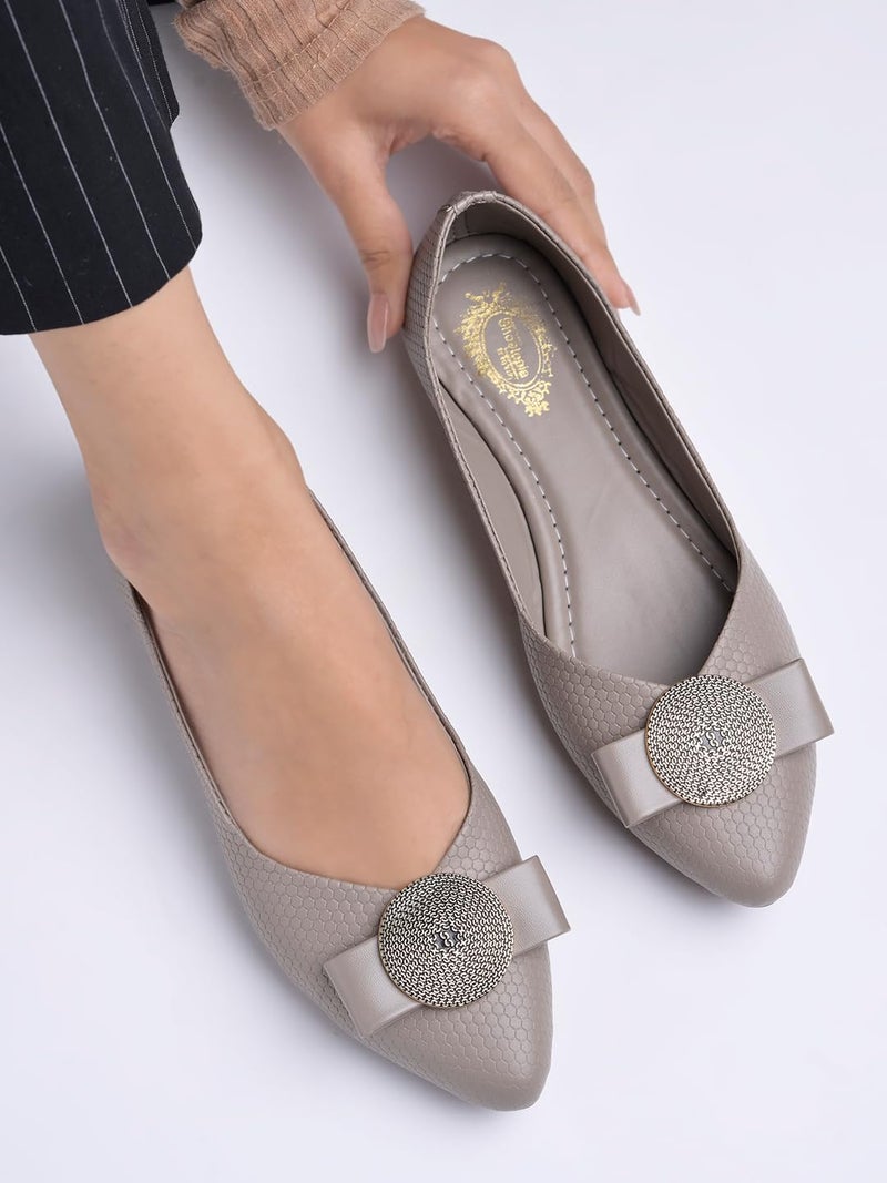 Shoetopia أحذية باليه نسائية من شوتوبيا - أحذية مزخرفة سهلة الارتداء مع قوس زخرفي وزر ذهبي | أنيقة وعملية - Image 3