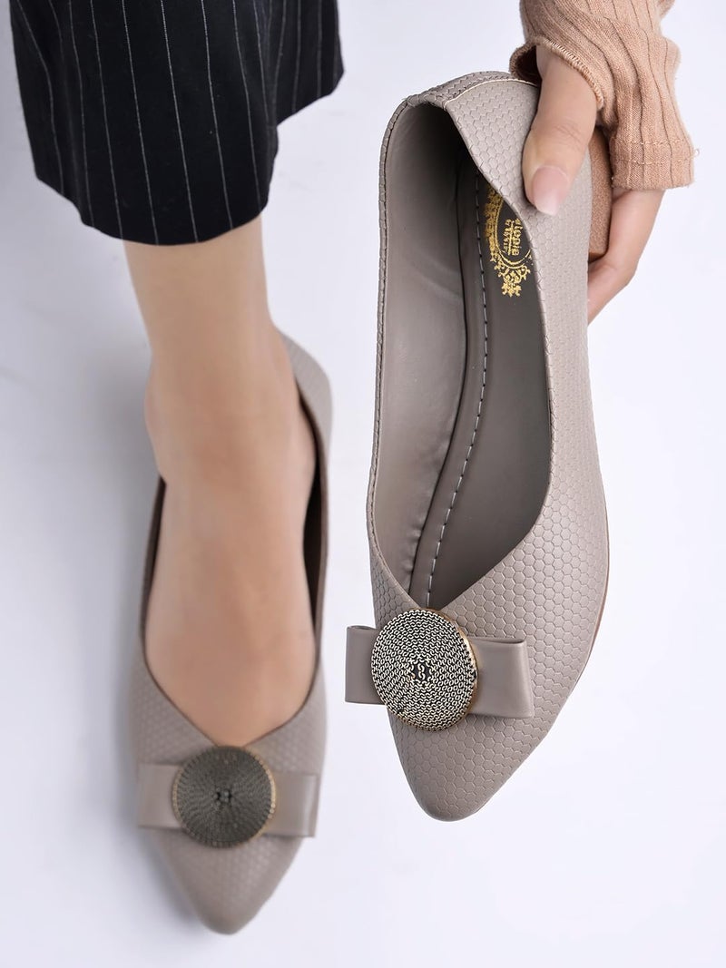 Shoetopia أحذية باليه نسائية من شوتوبيا - أحذية مزخرفة سهلة الارتداء مع قوس زخرفي وزر ذهبي | أنيقة وعملية - Image 1
