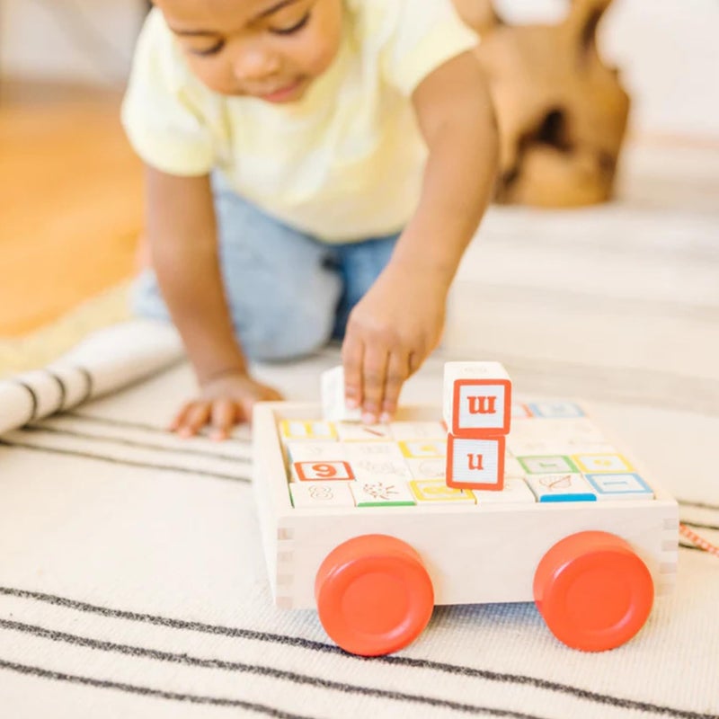 Melissa & Doug عربة كتل خشبية كلاسيكية ABC لعبة تعليمية مع 30 كتلة خشبية صلبة بحجم 1 بوصة كتل خشبية ABC للأطفال من عمر 2 سنوات فما فوق - Image 2