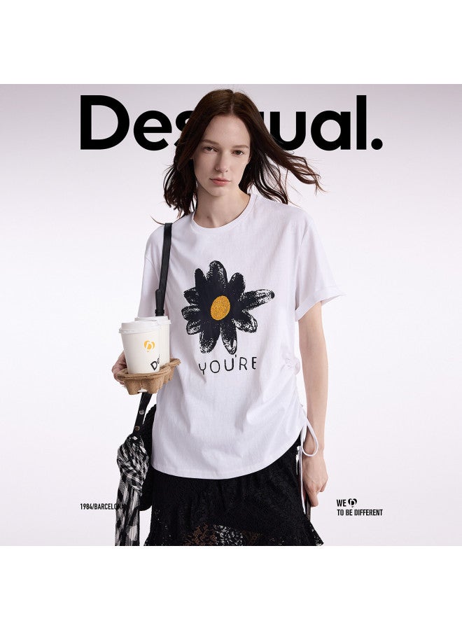 DESIGUAL تي شيرت نسائي مزين بالخرز بطبعة الأقحوان ذات تصميم فضفاض مع حبل سحب من جانب واحد 25ss - Image 4
