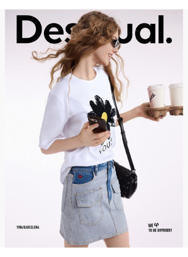 DESIGUAL تي شيرت نسائي مزين بالخرز بطبعة الأقحوان ذات تصميم فضفاض مع حبل سحب من جانب واحد 25ss - Image 1