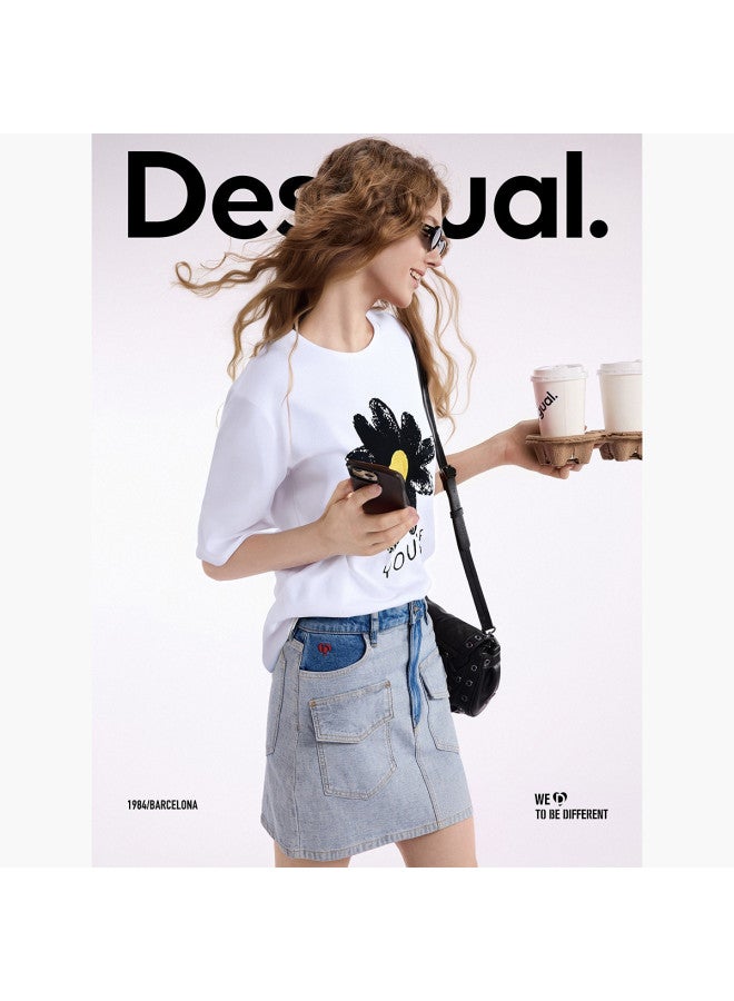 DESIGUAL تي شيرت نسائي مزين بالخرز بطبعة الأقحوان ذات تصميم فضفاض مع حبل سحب من جانب واحد 25ss - Image 2