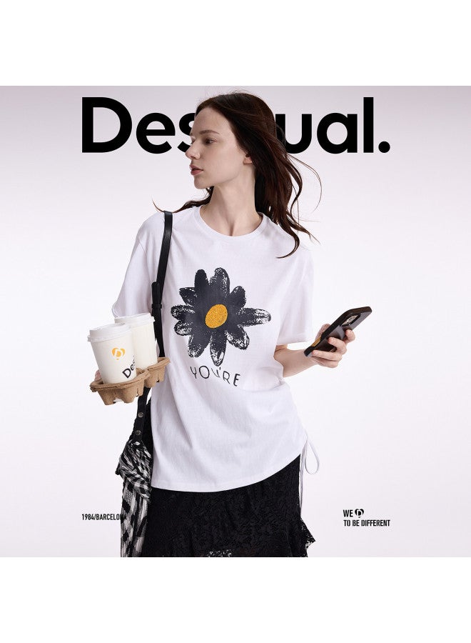 DESIGUAL تي شيرت نسائي مزين بالخرز بطبعة الأقحوان ذات تصميم فضفاض مع حبل سحب من جانب واحد 25ss - Image 5