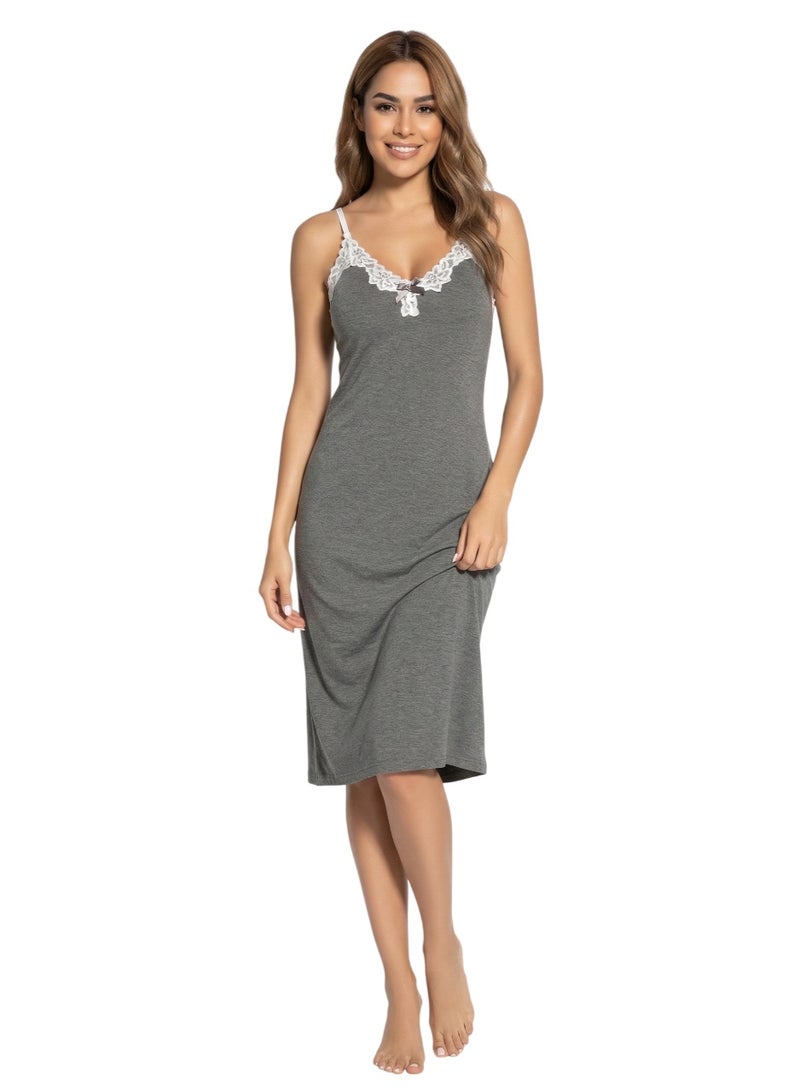 ورد فستان نوم نسائي من ورد باللون الرمادي مع حواف دانتيل بيضاء، بحمالات رفيعة (سباغيتي)، وطول الركبة. - Image 3