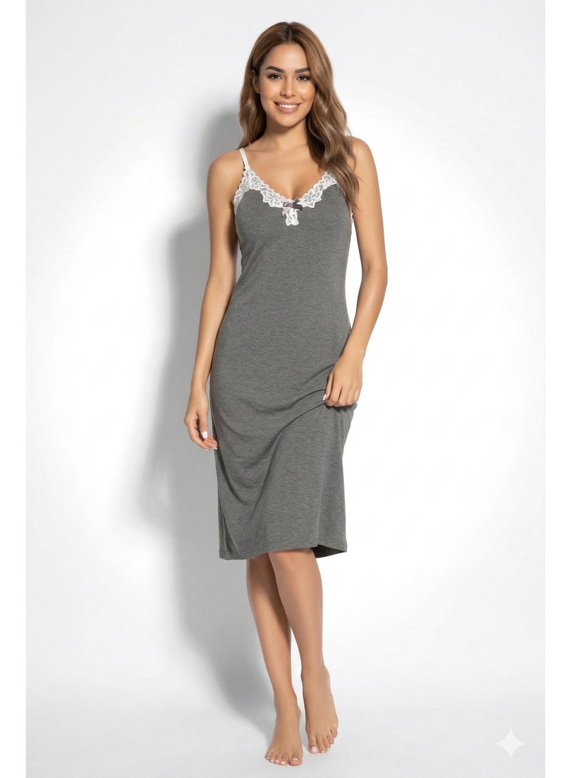 ورد فستان نوم نسائي من ورد باللون الرمادي مع حواف دانتيل بيضاء، بحمالات رفيعة (سباغيتي)، وطول الركبة. - Image 2