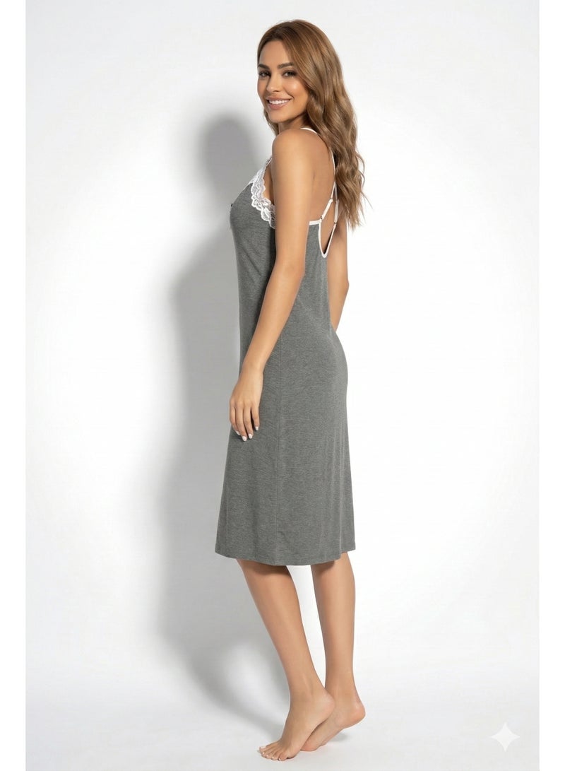 ورد فستان نوم نسائي من ورد باللون الرمادي مع حواف دانتيل بيضاء، بحمالات رفيعة (سباغيتي)، وطول الركبة. - Image 1