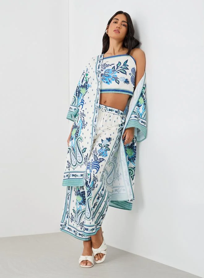 ستايلي بلوزة قصيرة بحمالات مزينة بالدانتيل