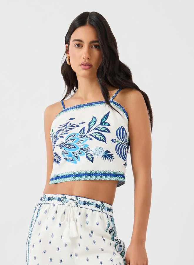 ستايلي بلوزة قصيرة بحمالات مزينة بالدانتيل