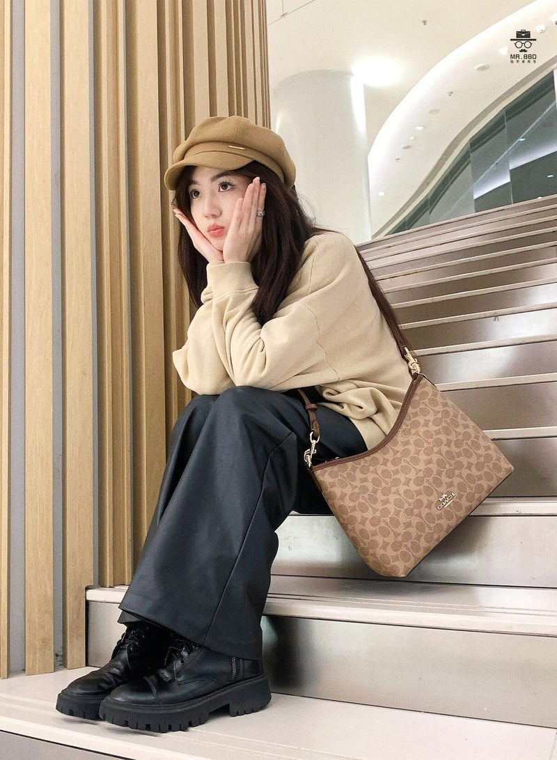 كوتش حقيبة كتف نسائية كلاسيكية من COACH بطبعة، حقيبة للنظارات، سعة كبيرة، تخزن النظارات الشمسية والأغراض الشخصية الصغيرة - Image 5