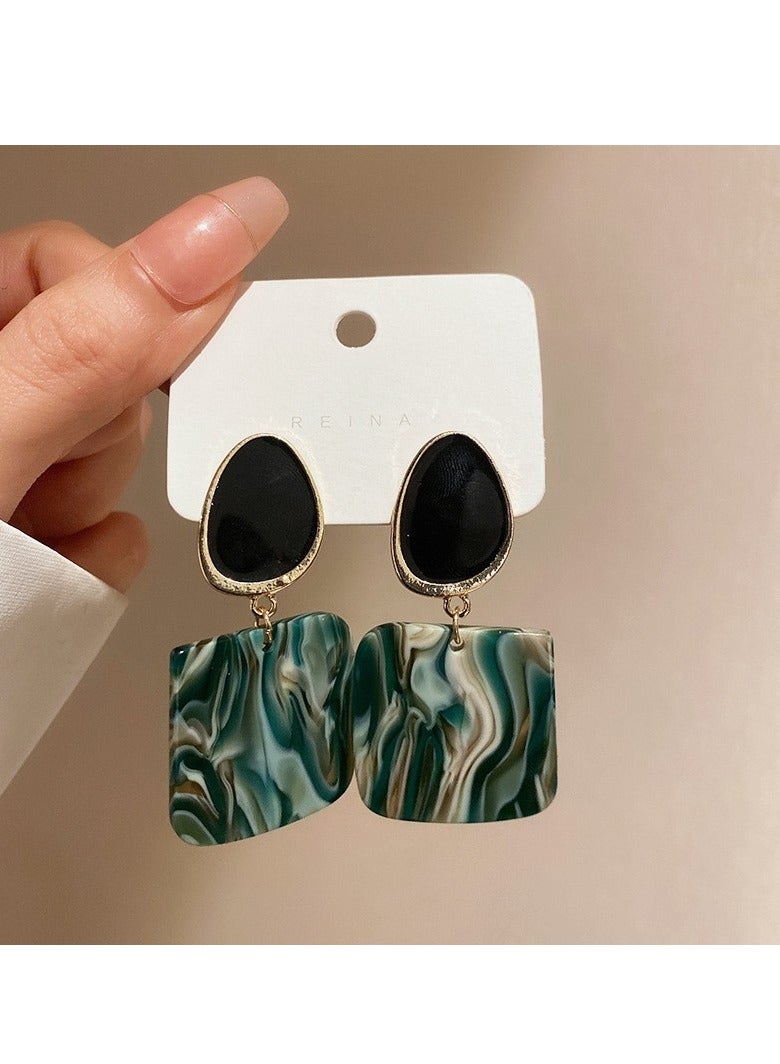 أقراط عصرية للنساء بتصميم هندسي من الراتينج، لون أخضر رخامي مع جزء علوي أسود، خفيفة الوزن وأنيقة - Image 2