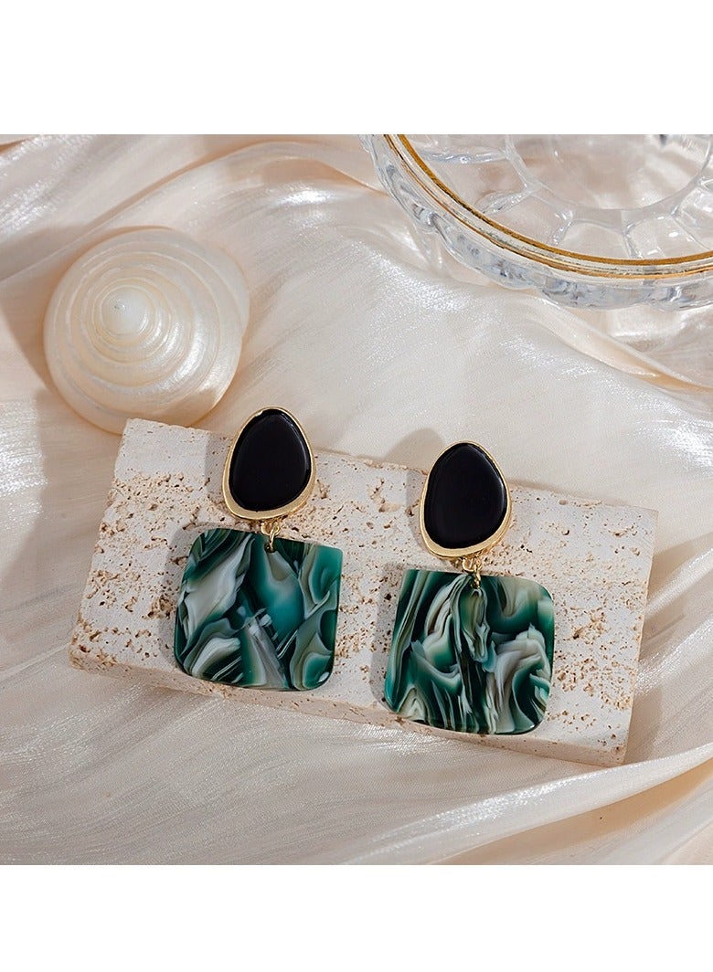 أقراط عصرية للنساء بتصميم هندسي من الراتينج، لون أخضر رخامي مع جزء علوي أسود، خفيفة الوزن وأنيقة - Image 1