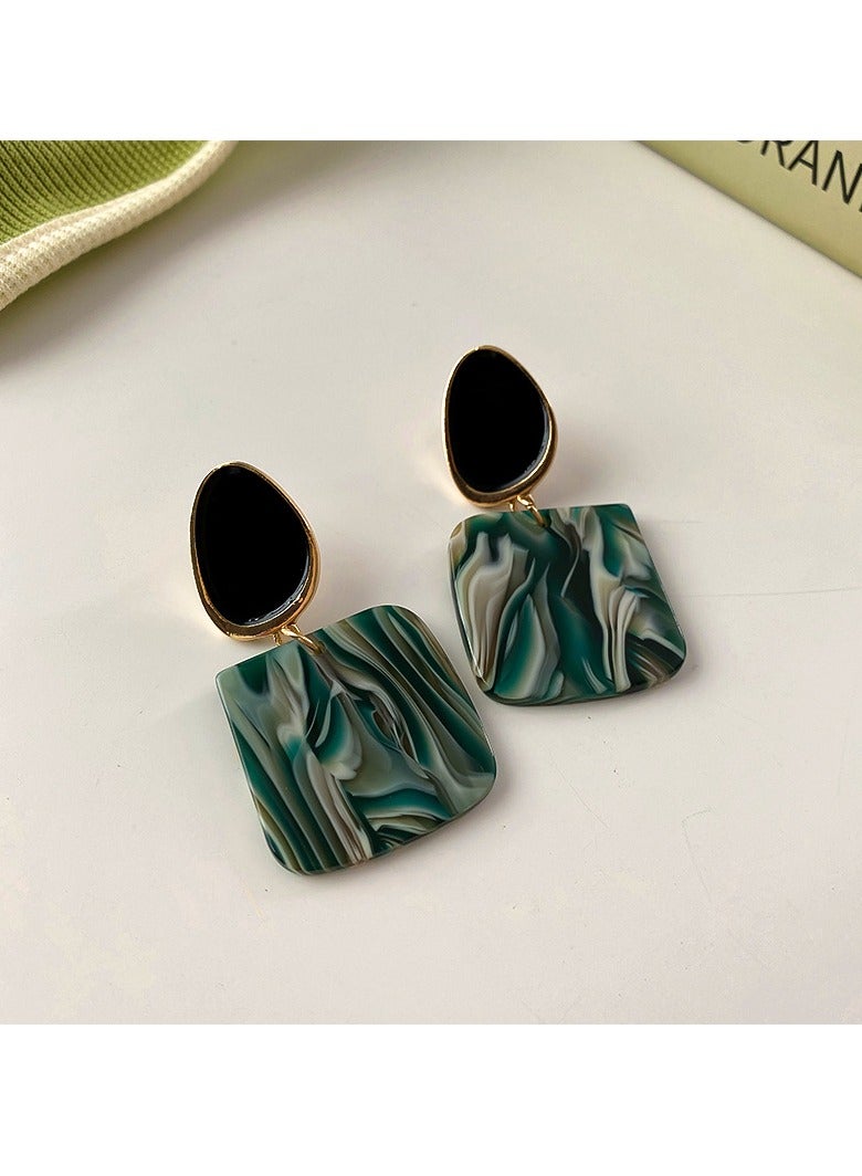 أقراط عصرية للنساء بتصميم هندسي من الراتينج، لون أخضر رخامي مع جزء علوي أسود، خفيفة الوزن وأنيقة - Image 4