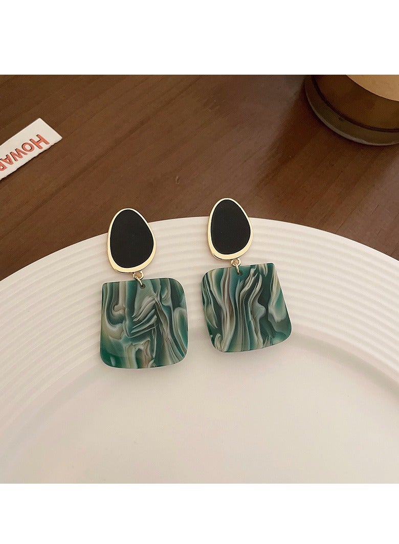 أقراط عصرية للنساء بتصميم هندسي من الراتينج، لون أخضر رخامي مع جزء علوي أسود، خفيفة الوزن وأنيقة - Image 3