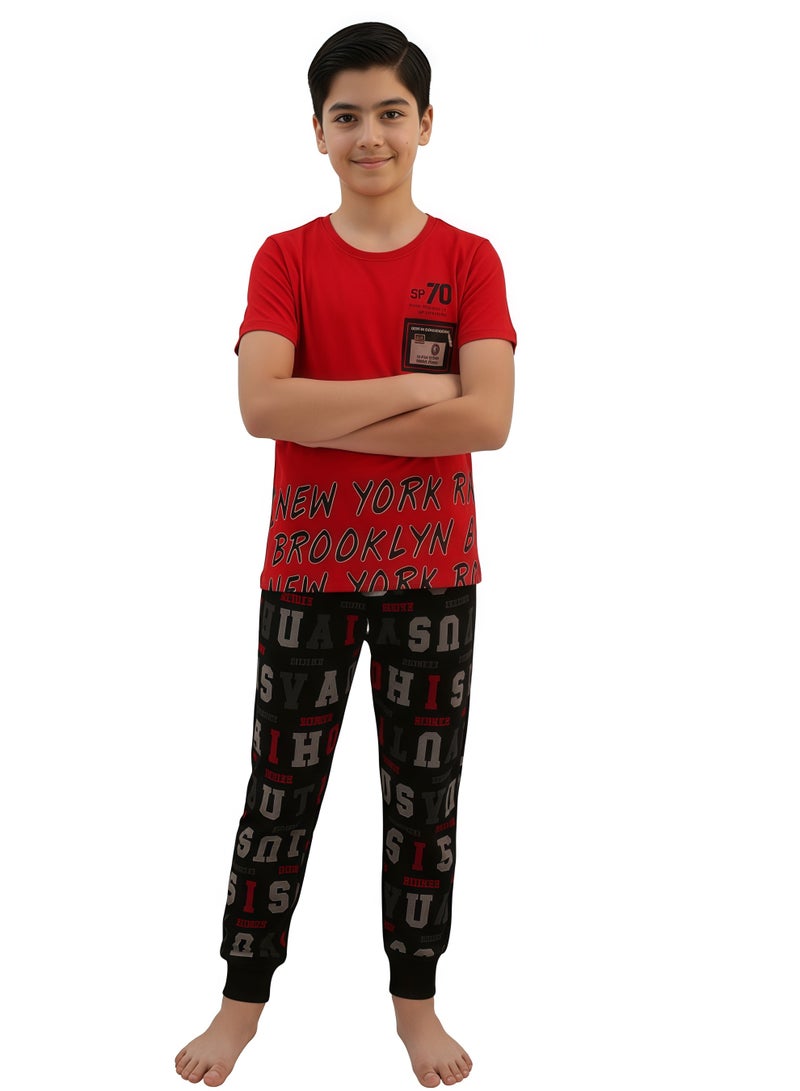 جوانا طقم بيجاما أولادي بطبعة نيويورك بروكلين، تيشيرت نصف كم مع بنطال طويل - أحمر/أسود - Image 2