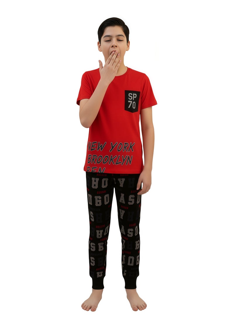 جوانا طقم بيجاما أولادي بطبعة نيويورك بروكلين، تيشيرت نصف كم مع بنطال طويل - أحمر/أسود - Image 5
