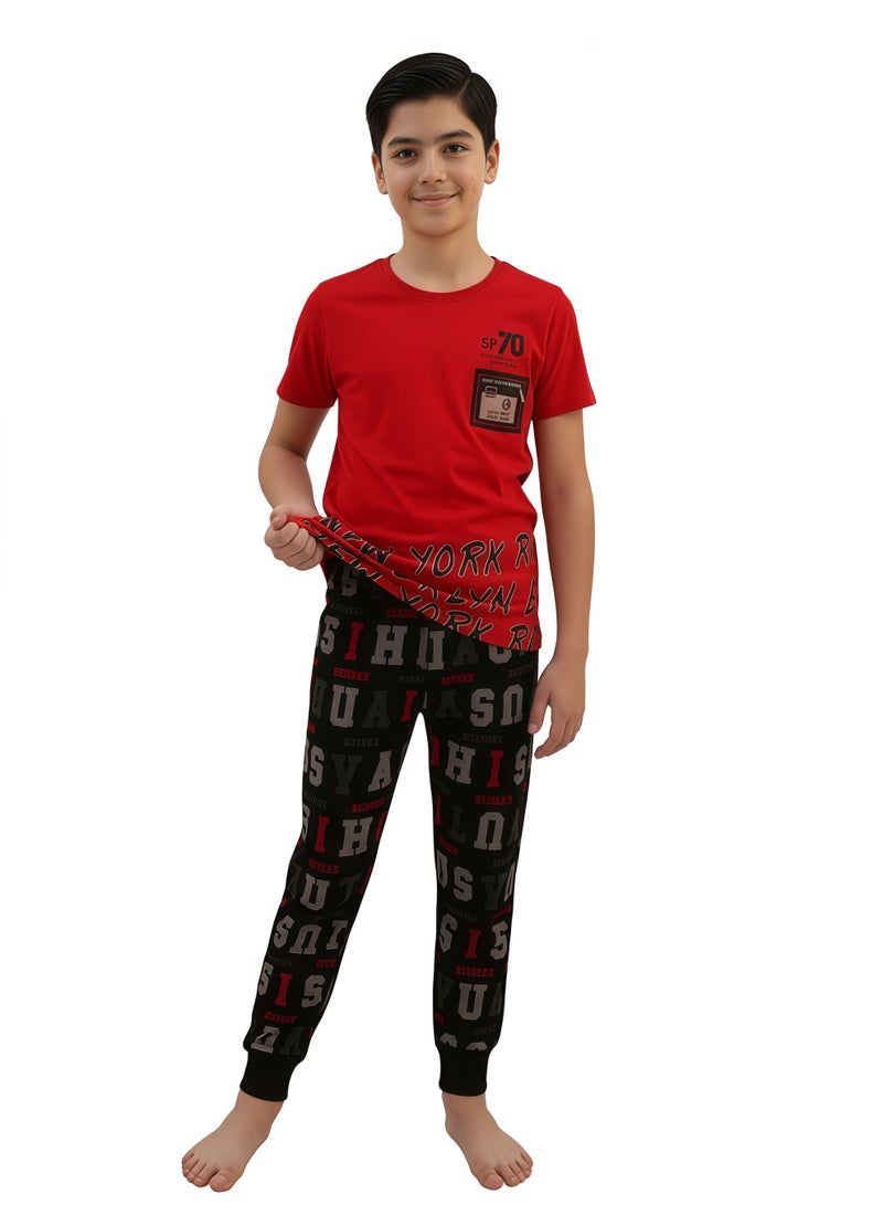جوانا طقم بيجاما أولادي بطبعة نيويورك بروكلين، تيشيرت نصف كم مع بنطال طويل - أحمر/أسود - Image 4