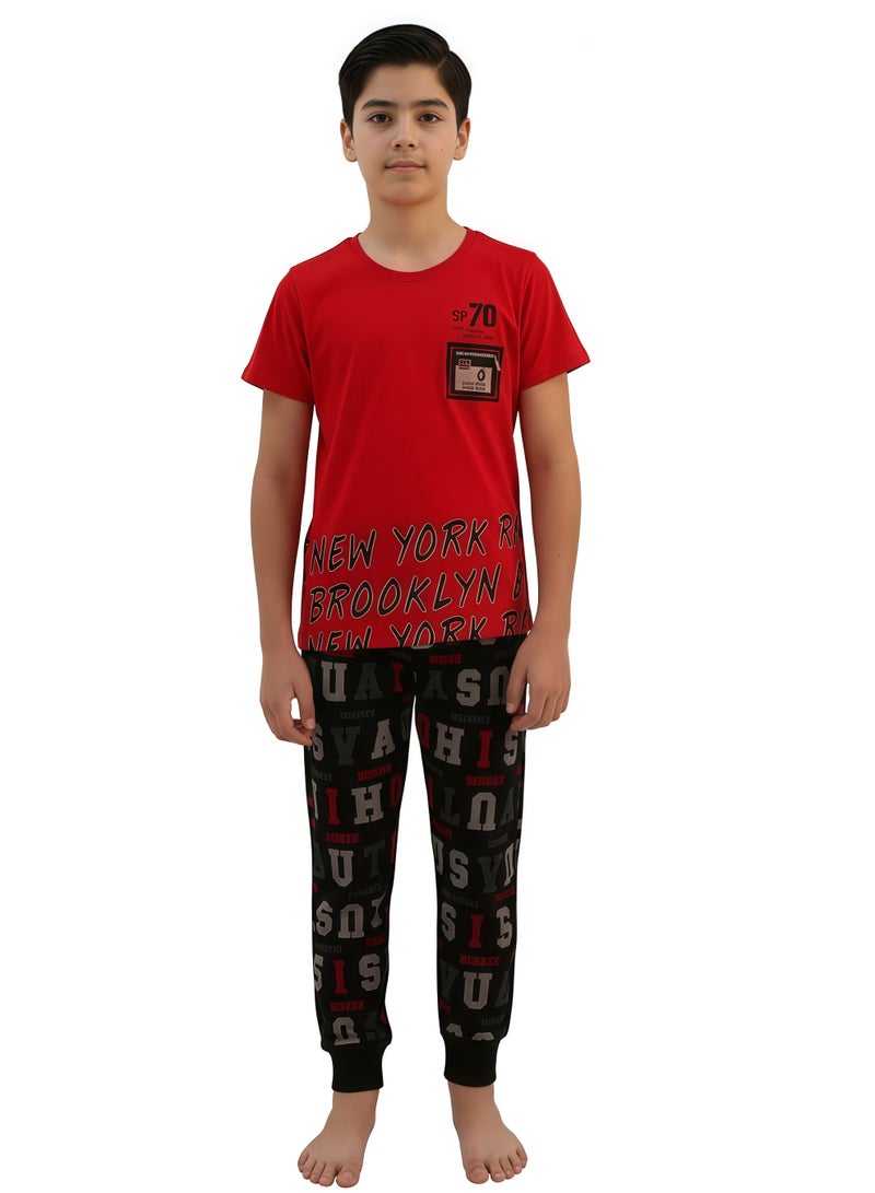 جوانا طقم بيجاما أولادي بطبعة نيويورك بروكلين، تيشيرت نصف كم مع بنطال طويل - أحمر/أسود - Image 1