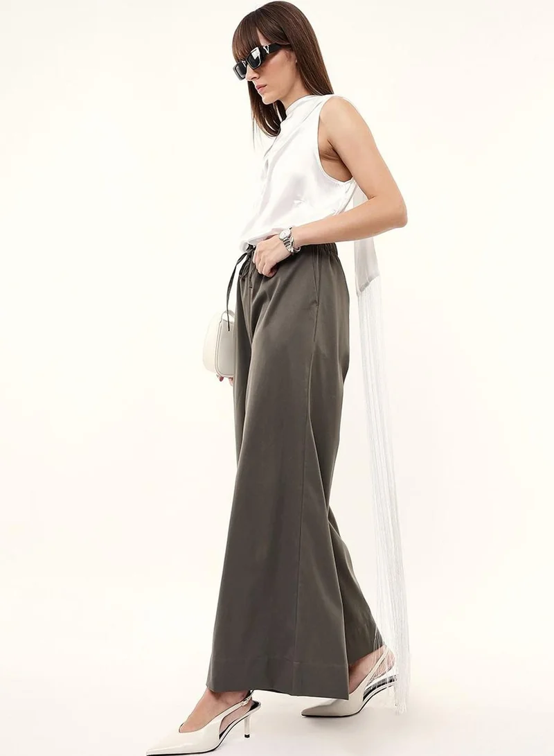 دينيس لينغو Women Grey Poly Solid Full Casual Straight Trouser