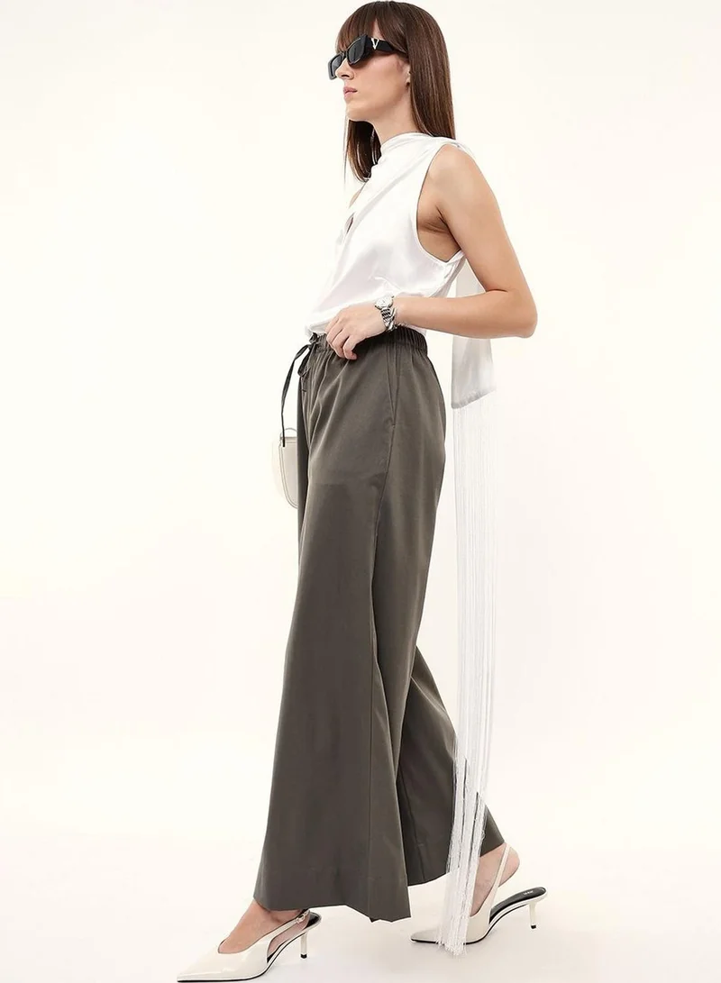 دينيس لينغو Women Grey Poly Solid Full Casual Straight Trouser