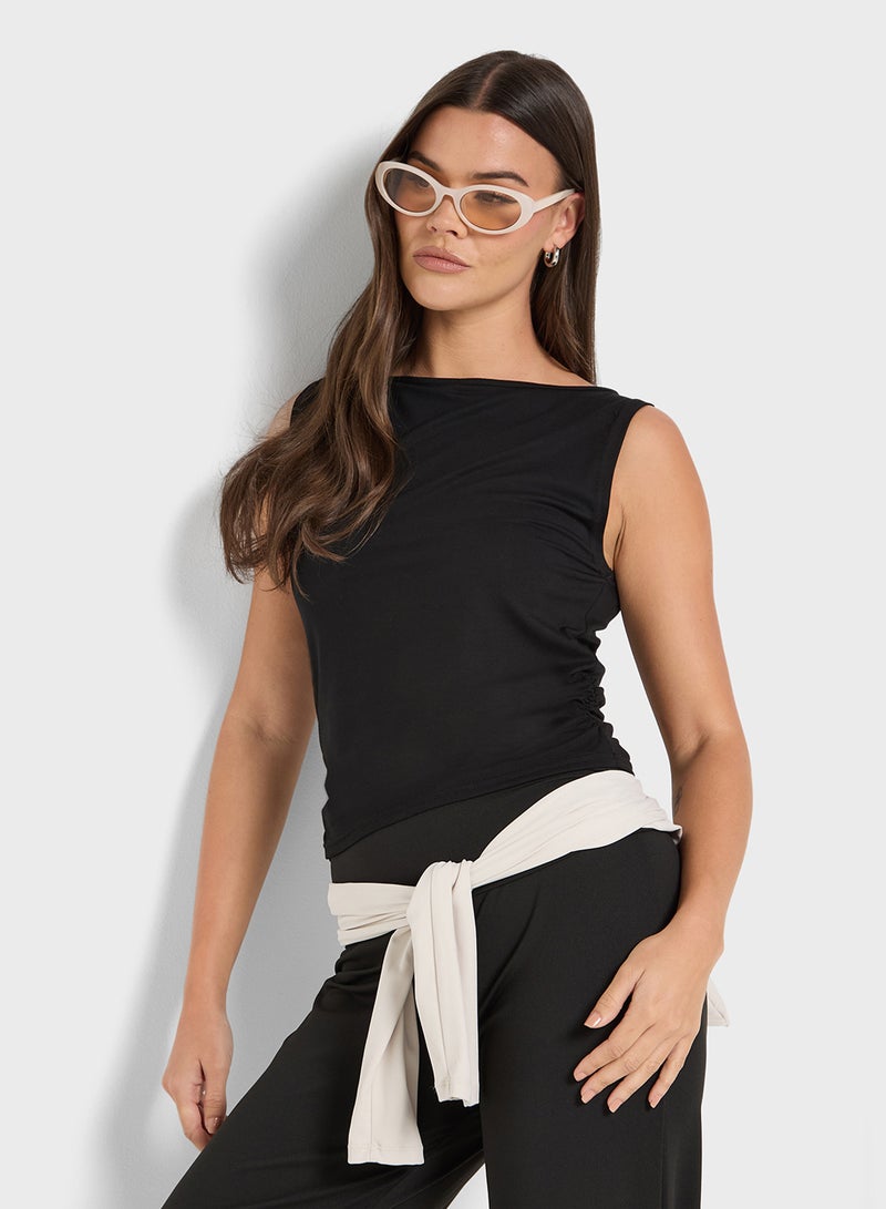 جينجر بيسيكس بلوزة بدون أكمام بياقة قارب وتفاصيل مكشكشة  - Image 1