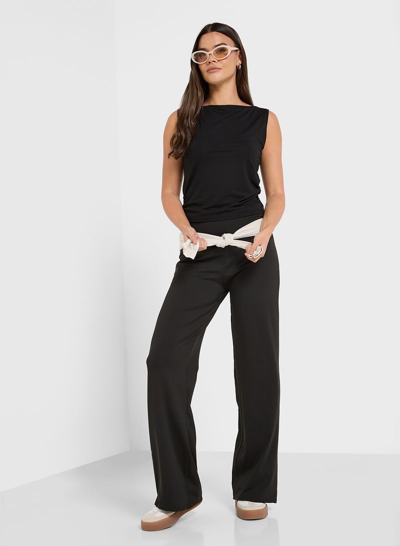 جينجر بيسيكس بلوزة بدون أكمام بياقة قارب وتفاصيل مكشكشة  - Image 4