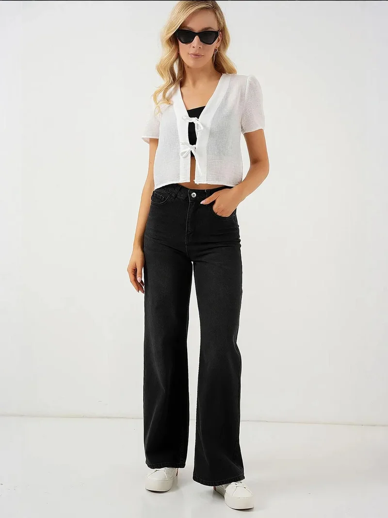 بيغ دارت بلوزة قصيرة بياقة على شكل حرف  بنقوش بارزة ورباط