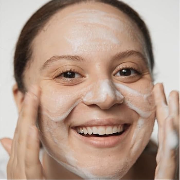 Clinique Acne Solutions Daily Foam Cleanser With 1.5% Salicylic Acid For Very Dry to Oily Skin Types | Prevents Acne + Unclogs Pores - Image 3