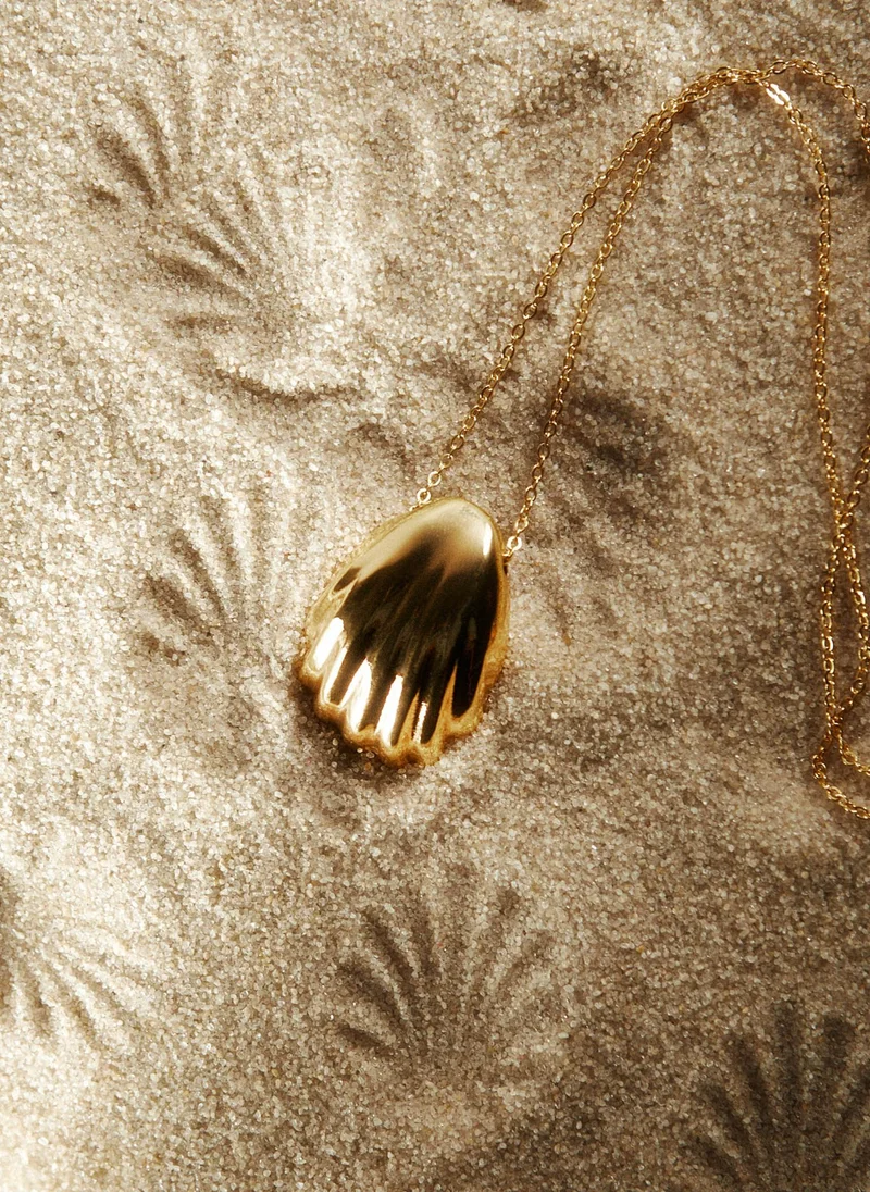 ليتشي سلسلة رفيعة مع قلادة صدفية