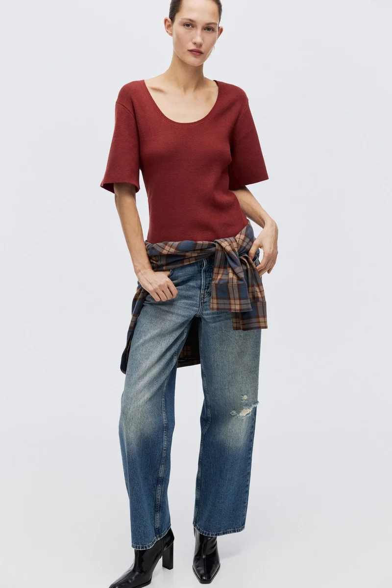 اتش اند ام تي-شيرت محبوك من نسيج فاخر