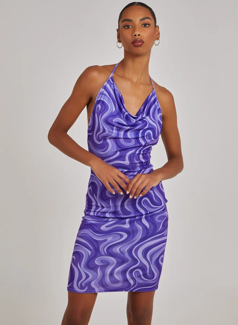 بينك فانيلا فستان قصير بياقة هالتر وطبعة دوامة