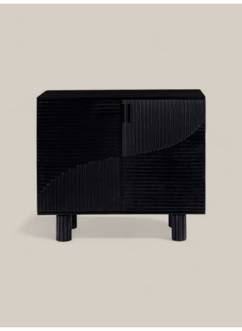 خزانة جانبية سوداء من الخشب الصلب بواجهات منقوشة بخطوط هندسية – خزانة تخزين نحتية عصرية بأرجل أسطوانية وتشطيب فحمي غير لامع – بوفيه حديث بسيط لغرفة المعيشة أو الطعام أو المكتب أو غرفة النوم أو المدخل