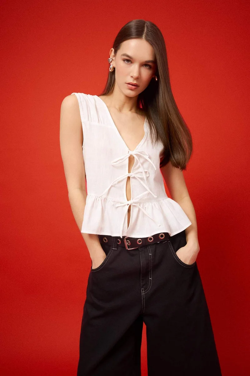 ديفاكتو Regular Fit V Neck Front Tie Sleeveless Blouse
