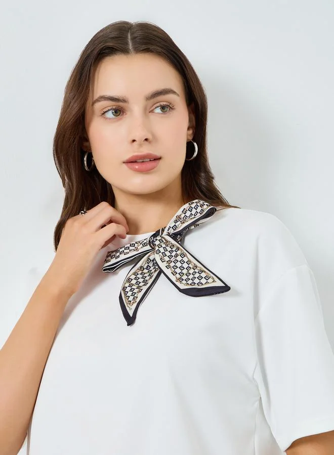 ستايلي تيشيرت واسع مع وشاح رقبة