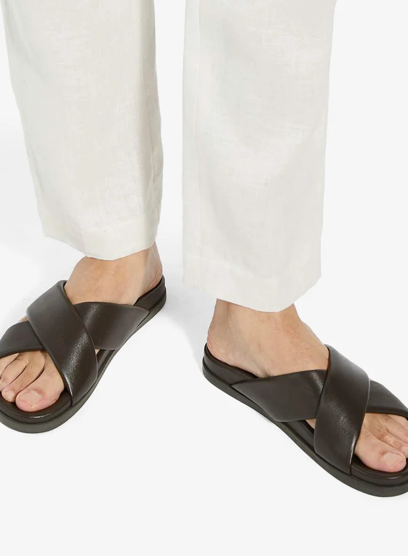 ديون لندن صنادل مريحة بحزام متقاطع مبطن من آيزاكس