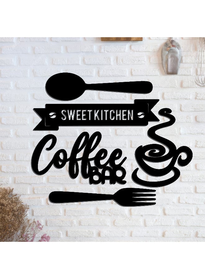 ديكور جداري خشبي عالي الجودة للمطبخ فن جداري للمطبخ بكلمة "Sweet Kitchen, Coffee Bar" مصنوع من خشب MDF الإسباني، باللون الأسود، بسماكة 6 ملم. يتميز بتصميم ثلاثي الأبعاد عصري وأنيق، مزوّد بشريط لاصق مزدوج الوجه لسهولة التركيب. جاهز للتثبيت فورًا ويمنح مطبخك لمسة فنية راقية. - Image 2