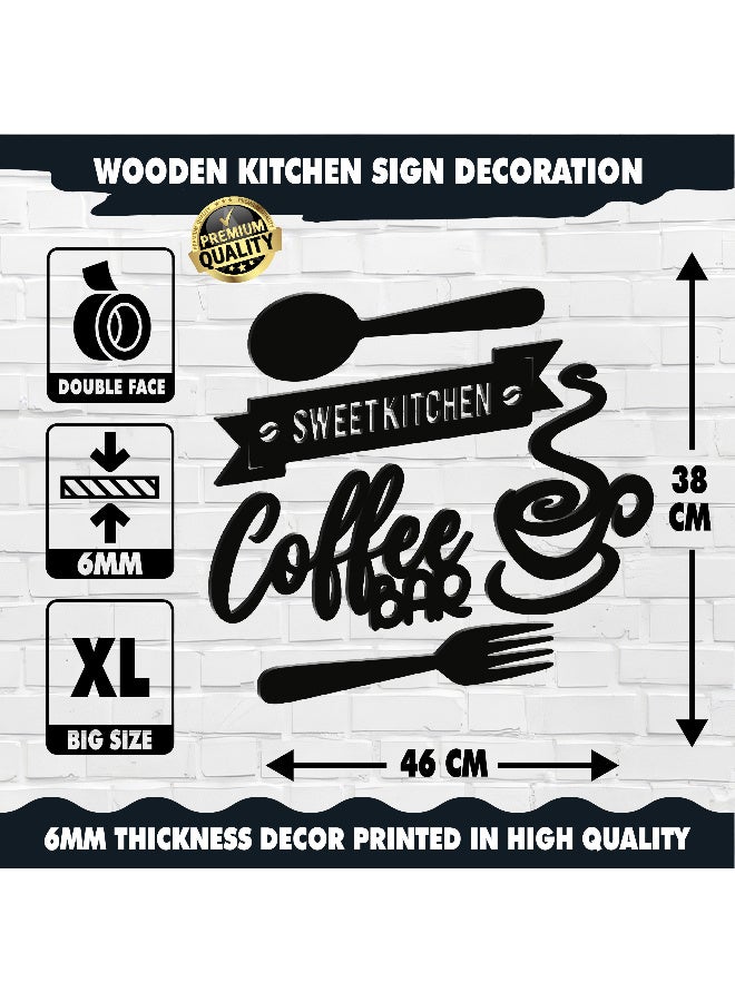ديكور جداري خشبي عالي الجودة للمطبخ فن جداري للمطبخ بكلمة "Sweet Kitchen, Coffee Bar" مصنوع من خشب MDF الإسباني، باللون الأسود، بسماكة 6 ملم. يتميز بتصميم ثلاثي الأبعاد عصري وأنيق، مزوّد بشريط لاصق مزدوج الوجه لسهولة التركيب. جاهز للتثبيت فورًا ويمنح مطبخك لمسة فنية راقية. - Image 5