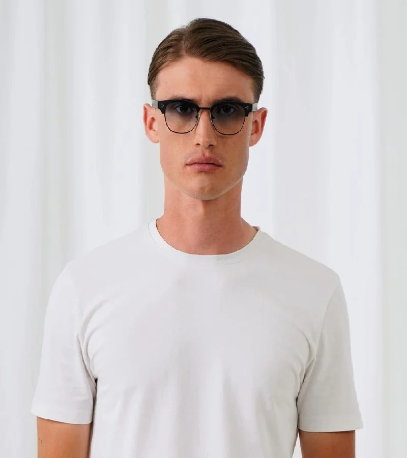 اكسبليست باوتس نظارات شمسية أنيقة للجنسين من إكسبليست بووتس بلون أسود مطفي وتدرج أزرق