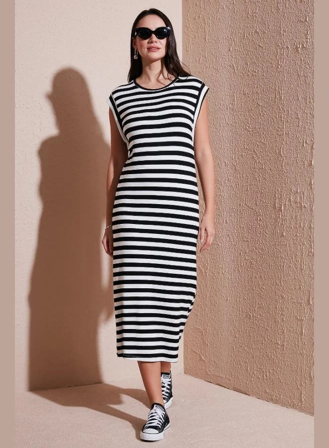 ليلا فستان ميدي مخطط بياقة دائرية بقصة عادية للنساء