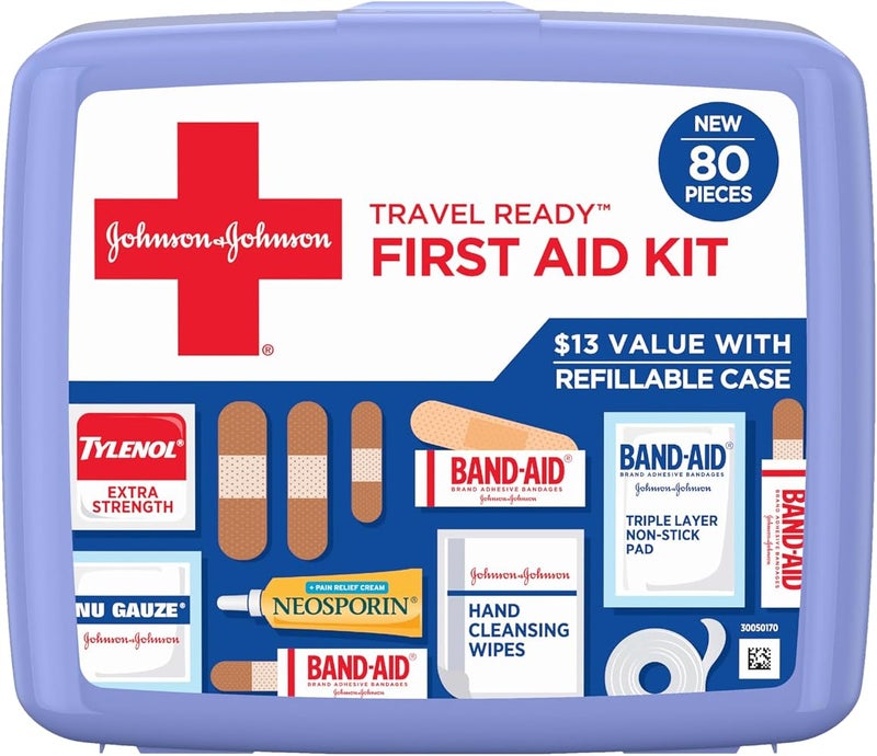 مجموعة إسعاف أولية محمولة من باند-إيد (Band-Aid) من شركة جونسون آند جونسون (Johnson & Johnson)، مثالية للسفر والاستخدام اليومي، تحتوي على مجموعة متنوعة من الضمادات اللاصقة ومناديل القطن، وتكفي لـ 80 حالة إصابة بسيطة. - Image 1