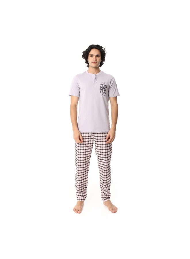 ريد قطن طقم بيجامة رجالي من القطن - تي شيرت هنلي لافندر مع بنطلون كاروه أسود وأبيض - Image 1