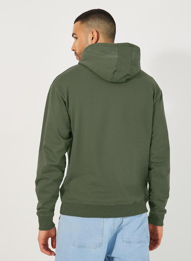 ستايلي هودي تيري بقصة مريحة وكتابة مُطرّزة - Image 4